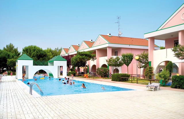 Holiday apartment with air conditioning, terrace, balcony and pool