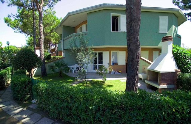 Holiday apartment with garden and air conditioning
