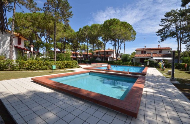 Holiday apartment with terrace, barbecue and garden