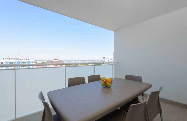 Holiday apartment with air conditioning and balcony with lagoon view