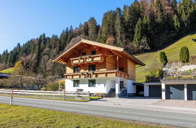Holiday apartment with a balcony in Hopfgarten