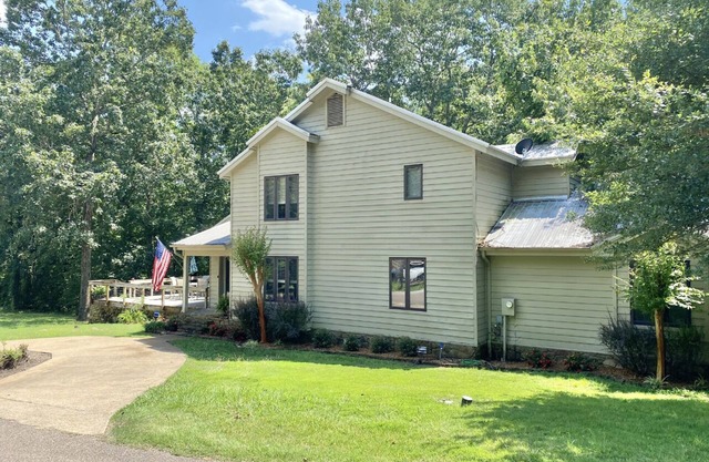 Holiday at Pickwick lake minutes away from both marinas! Kid friendly.