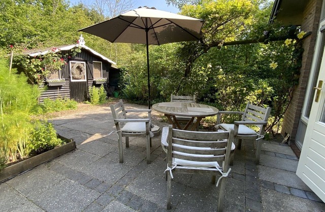Holiday bungalow for 4 people in a quiet park in Ouwerkerk