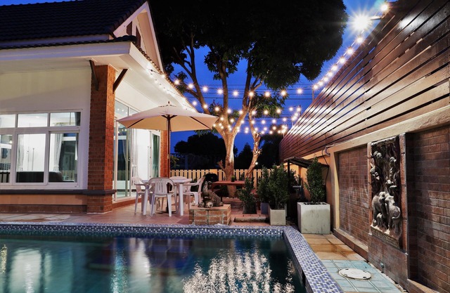 HOLIDAY CASUAL STYLE POOL VILLA IN PATTAYA CITY