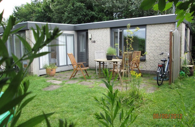 Holiday cottage on walking distance from the beach and sea Ouddorp