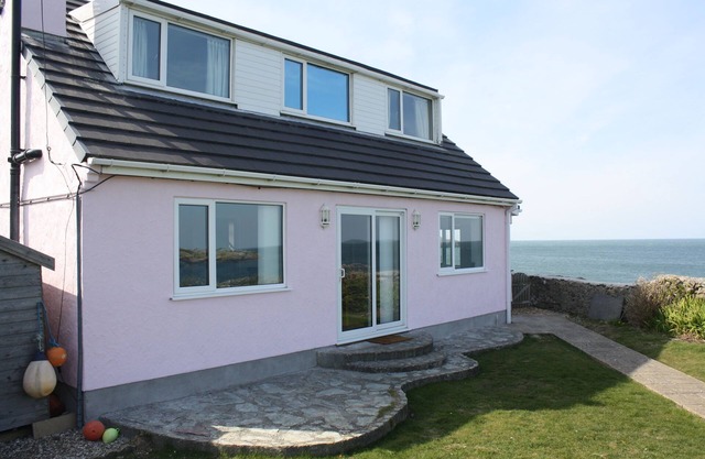 Holiday Cottage with 180 degree sea views