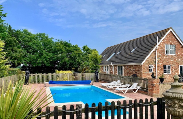 Holiday Cottages with Pool, Sleeps 6