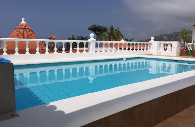 Holiday house with heated, private pool (> 26 °) and sea view for 1-6 persons