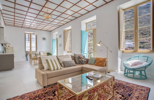Holiday Home 'Mojo Surf' with Sea Views, Wi-Fi and Air Conditioning