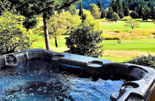 Holiday Escape! Amazing Theater Room, Hot Tub and Fitness Room.