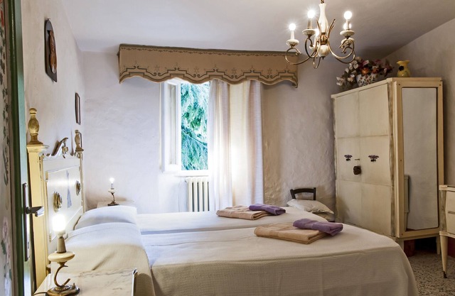 Holiday farm in Tuscany with pool, local organic products & stunning views