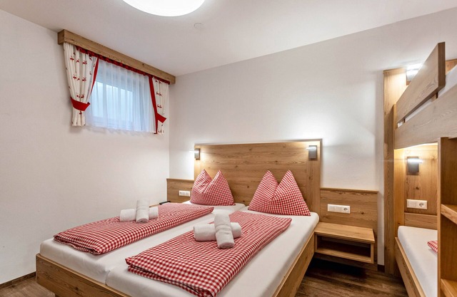 Holiday flat 'Apartment mit Blick Auf Die Berge' with mountain view, garden and WiFi.