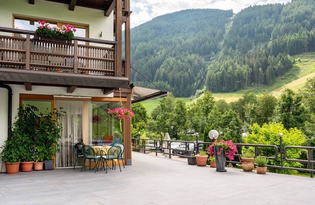 Holiday flat 'Zimmerhofer Kristall' with wellness facilities at Hotel Schwarzenstein.