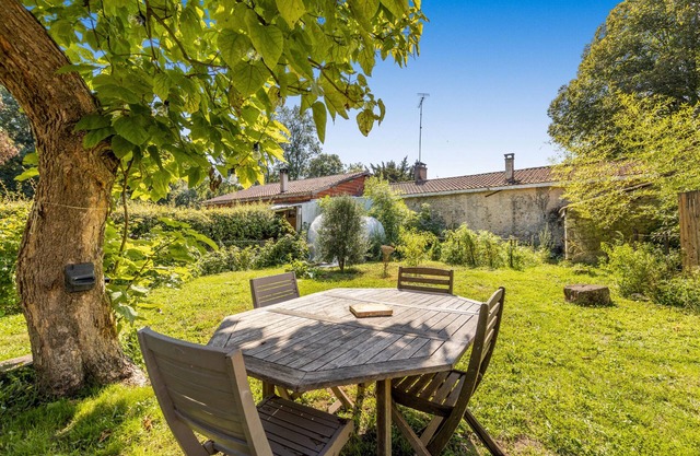 Holiday Home 'D'Amélie' with Shared Terrace, Shared Garden and Wi-Fi