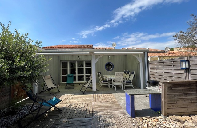 Holiday Home 'Location Chemin De Lannelongue' with Private Terrace and Private Garden