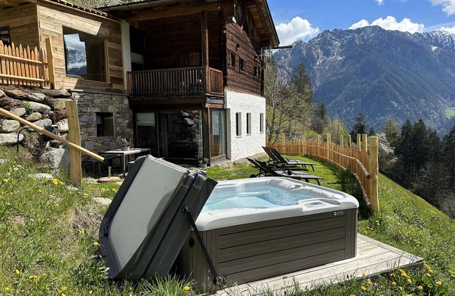 Holiday Home “ Bergsuite” with Mountain View, Balcony, Garden & Wi-Fi
