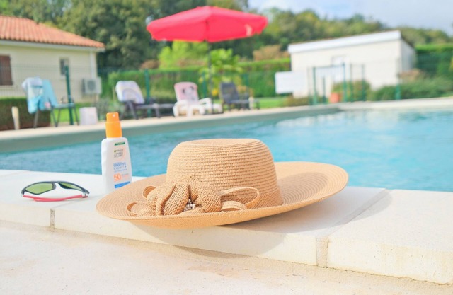Holiday Home 'La Baradis Avec Piscine Et Clim' with Shared Pool, Wi-Fi and Air Conditioning