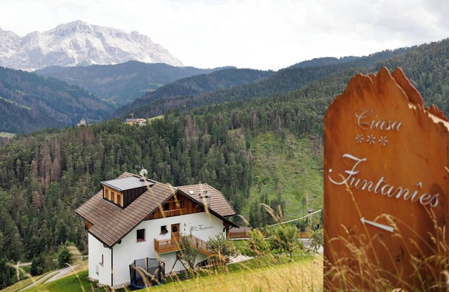 Holiday Home “Ciasa Funtanies Pütia” with Mountain View, Balconies & Wi-Fi