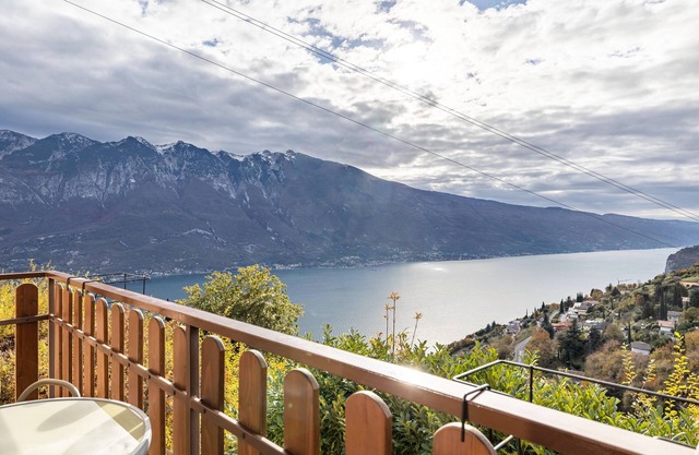 Holiday Home 'Casa Elena' with Lake View, Private Garden and Wi-Fi