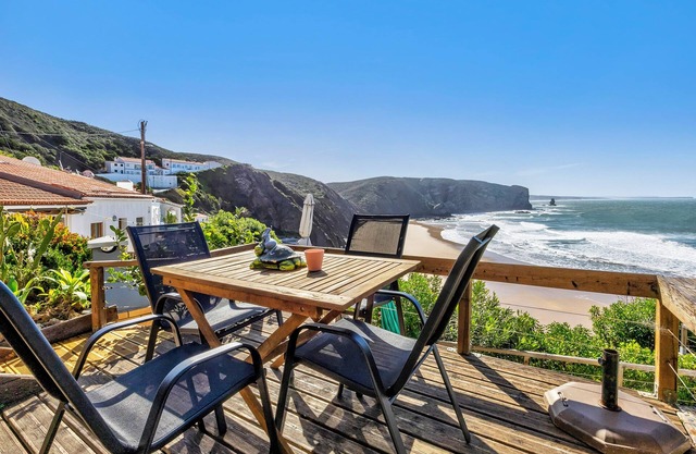 Holiday Home 'Abrigo Do Pescador' with Sea View, Private Terrace and Wi-Fi