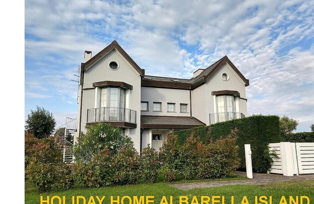 HOLIDAY HOME ALBARELLA ISLAND