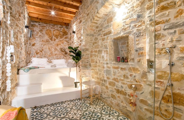 Holiday Home 'Almond Blossom Cottage' with Mountain View, Private Terrace and Wi-Fi