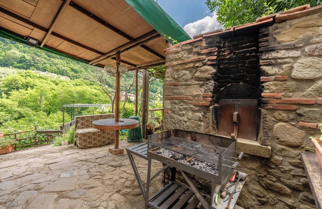 Holiday Home 'Antico Casale Toscano Sulla Collina' with Mountain View, Pool & Wi-Fi