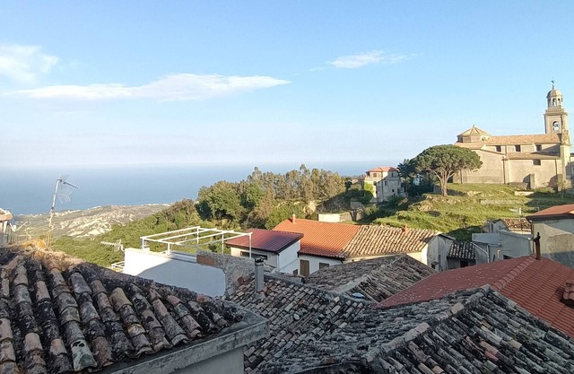 Holiday Home Beautiful Casa Rosario with Sea View, Terrace & Wi-Fi