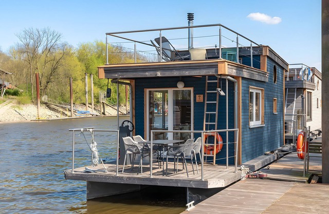 Holiday Home 'Besonderes Tiny Hausboot Marianne' with Private Terrace and Wi-Fi