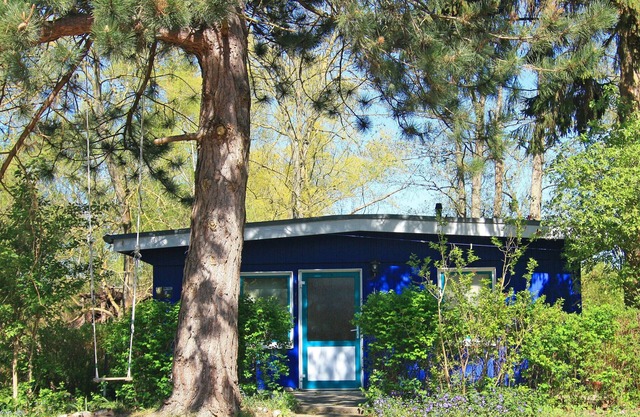 Holiday Home 'Blauer Bungalow Am See' with Lake View, Private Terrace and Wi-Fi
