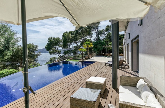 Holiday Home 'Blueview' with Beautiful Sea View, Fireplace and Whirlpool