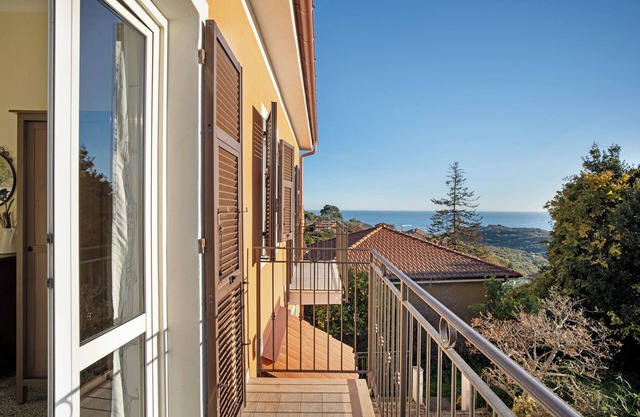 Holiday Home 'Ca' Del Sole' with Sea View, Private Garden and Wi-Fi