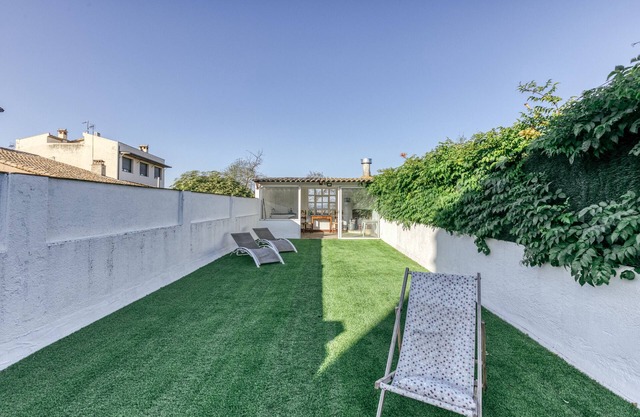 Holiday Home "Can Mateuet" with Private Garden & Wi-Fi