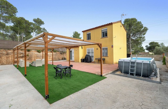 Holiday Home 'Casa Scarlet' with Private Terrace, Private Garden and Wi-Fi