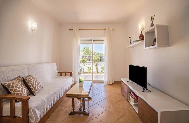 Holiday Home Casa Bege T2 with Shared Pool, Shared Garden, Terrace & Wi-Fi