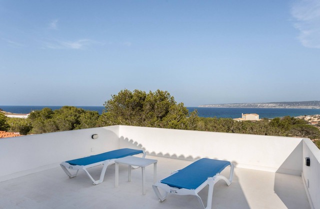 Holiday Home 'Casa Del Sol' with Sea View, Private Terrace and Wi-Fi