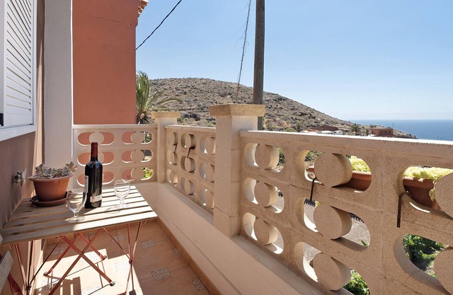 Holiday Home Casa María Alojera with Sea View, Balcony & Wi-Fi