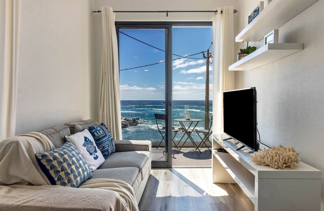 Holiday Home 'Casa Homem Do Mar' with Sea View, Balcony and Wi-Fi