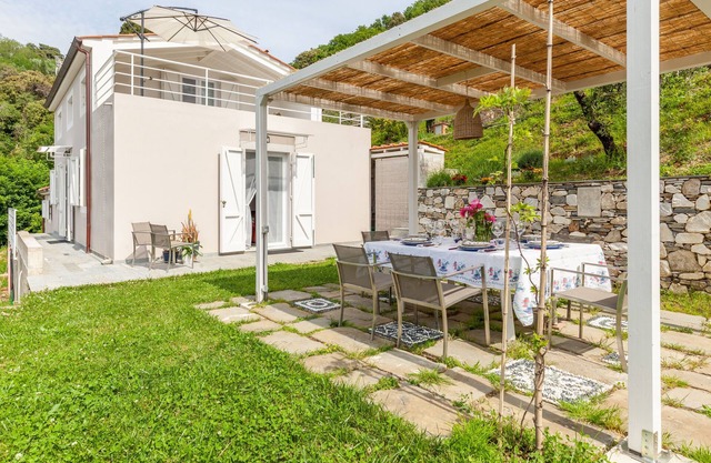 Holiday Home 'Casa Lu' with Sea View, Wi-Fi and Air Conditioning