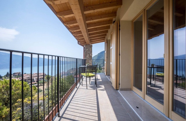Holiday Home Casa Panoramica with Lake View, Shared Pool & Wi-Fi