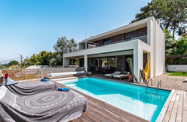 Holiday Home 'Casa Praia Do Meco' with Private Pool, Private Terrace and Wi-Fi