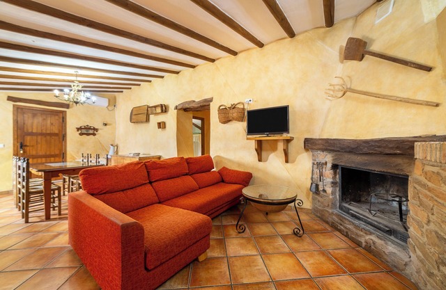 Holiday Home 'Casa Rural San Marcos' with Mountain View, Shared Pool and Wi-Fi