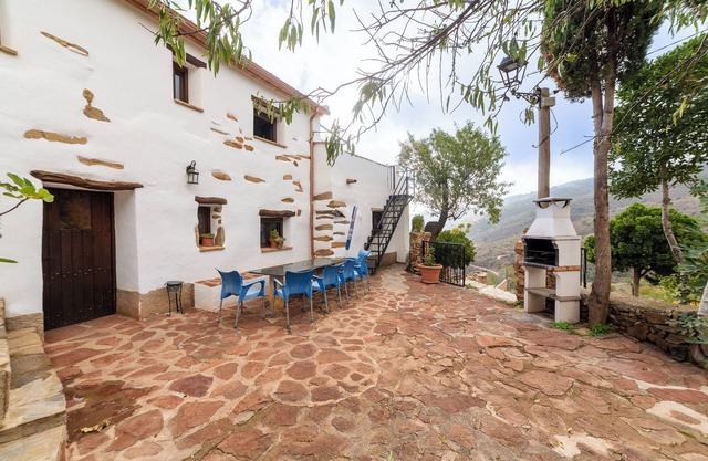 Holiday Home 'Casa Rural La Curiosa' with Mountain View, Shared Pool and Wi-Fi