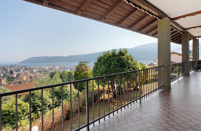 Holiday Home 'Casa Vacanza Anna' with Lake View, Terrace and Private Garden