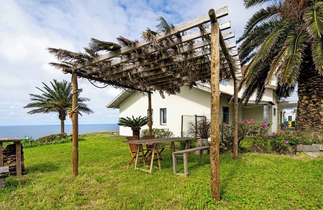 Holiday Home 'Casinha Do Monte' with Sea View, Shared Garden and Wi-Fi