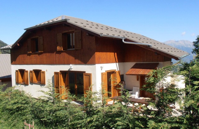 Holiday Home 'Chalet Bellevue' with Mountain View, Shared Pool and Wi-Fi