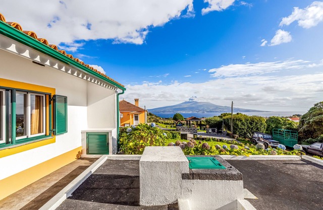 Holiday Home 'Da Boa Vista' with Sea View and Wi-Fi