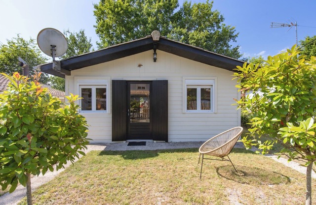 Holiday Home 'De Charme Au Bord Du Lac' with Private Terrace, Garden and Wi-Fi