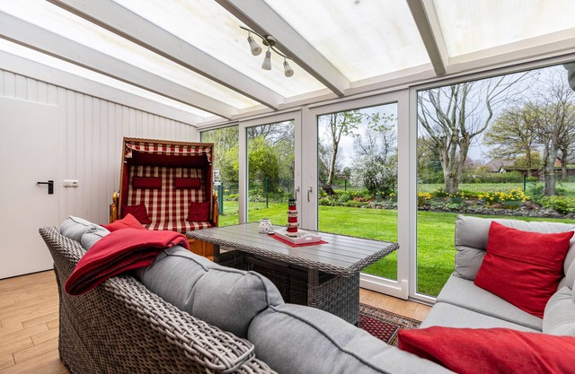 Holiday Home 'De Lüüte Kaat' with Private Terrace, Private Garden and Wi-Fi
