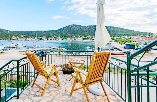 Holiday home Dinko, (14520), Vinišće, Croatia